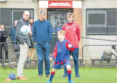  ?? Picture: Kris Miller. ?? Former Scotland defender, Match of the Day pundit and keen golfer Alan Hansen, centre, visited Dundee West FC yesterday. Hansen, who is competing in this week’s Dunhill Cup, met some of the team’s coaches and young players. Dundee West provides...