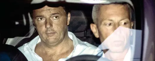  ?? (Ansa) ?? Dopo il vertice Matteo Renzi, 42 anni, lascia la sede del Pd del Nazareno a Roma dopo la direzione di ieri