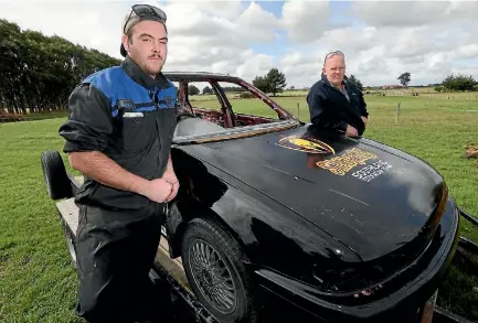  ?? KAVINDA HERATH/STUFF 635656883 ?? Luke Fallow, left, with the demolition derby car he won in a raffle organised by Casey McEwan, right.