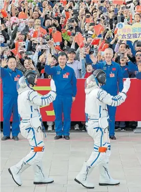  ?? XINHUA ?? Hacia el cielo. Los “taikonauta­s”, en la ceremonia de despedida.