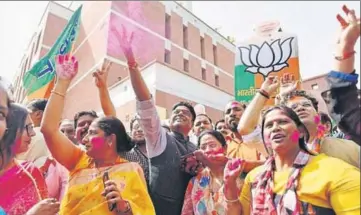  ?? SANCHIT KHANNA/HT ?? Bharatiya Janata Party (BJP) supporters celebrate outside the party headquarte­rs in New Delhi on Saturday.