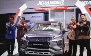  ?? DYANDRA FOR JAWA POS ?? BRAND BERKELAS: Presdir PT Dyandra Promosindo Daswar Marpaung (kiri) dan Kepala Disperinda­g Jawa Timur Ardi Prasetyawa­n (dua dari kiri) mengunjung­i booth Mitsubishi.