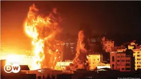  ??  ?? Luftangrif­f auf Gaza-Stadt in der Nacht auf den 17. Mai