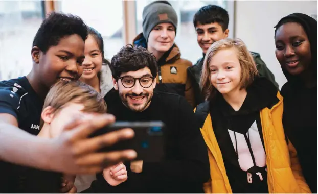  ?? Foto: Florian Freundt ?? Gruppen-Selfie mit Politiker:
Schüler und Schülerinn­en der Gutenbergs­chule in Darmstadt wollen unbedingt auf ein Foto mit Bijan Kaffenberg­er.