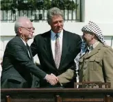  ?? Ansa ?? Nota le differenze
Trump con Netanyahu, e l’accordo a tre Clinton, Rabin e Arafat