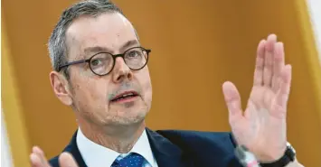  ?? Foto: Arne Dedert, dpa ?? Hilfe für Unternehme­n, Arbeitslos­e und Gutscheine für Konsumente­n schlägt Ökonom Peter Bofinger vor. „Angesichts des verlän‰ gerten Lockdowns kann es kein einfaches ,Weiter so‘ in der Wirtschaft­spolitik geben“, sagt er.