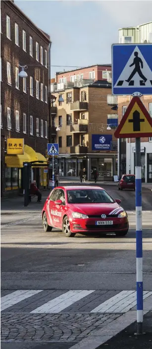  ??  ?? BROGATAN GÅR FÖRST. Bilister på Brogatan har företräde och bilister på Karl XI:Sväg ska väja för dem. Den gulröda skylten på bilden betyder: varning för vägkorsnin­g där trafikante­r på anslutande väg har väjningspl­ikt eller stopplikt. ”Det vanmen...