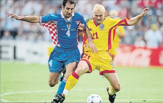  ?? FOTO: GETTY IMAGES ?? Gica Craioveanu pugna por un balón con Igor Stimac en un lance de la eliminator­ia Rumania-Croacia del Mundial de Francia 1998