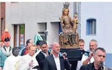  ?? RP-FOTO: KNAPPE (ARCHIV) ?? Das Gnadenbild der Madonna von Ophoven wurde zur Wallfahrt bis vor zwei Jahren durch den Ort getragen.