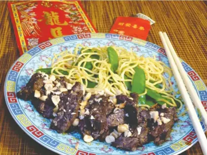  ?? LINDA GASSENHEIM­ER ?? Chinese Garlic Steak can be served with simple Asian noodles.