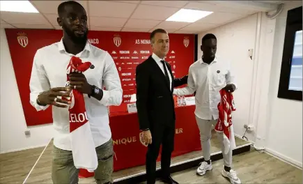  ?? (Photos Jean-François Ottonello) ?? Bakayoko et Augustin entourent Oleg Petrov, vice-président de l’AS Monaco.