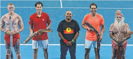  ?? FOTO: BRENTON EDWARDS/AFP ?? Tennis vor Fans – und ohne Gesichtsma­ske im Kreise von Aboriginee­s: Rafael Nadal (Zweiter von rechts) und Dominic Thiem (Zweiter von links) posieren für die Fotografen und Zuschauer.