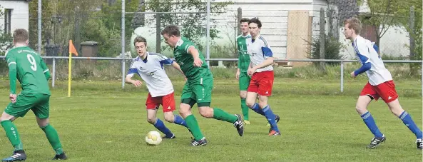  ?? RP-FOTO: GOTTFRIED EVERS ?? Appeldorns Jens Hoffmann, Torschütze zur zwischenze­itlichen 2:1-Führung, auf dem Weg zum Gehäuse der SG Kessel/Ho.-Ha. Die Akteure der Spielgemei­nschaft (weißes Trikot, v. l.) Felix Jürgens, Nils Blasberg und Michael Auclair haben in dieser Szene...