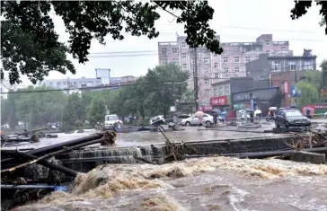  ?? SURSA FOTO GREENPEACE ?? Inundații în orașul Zhengzhou, din provinicia Henan din China