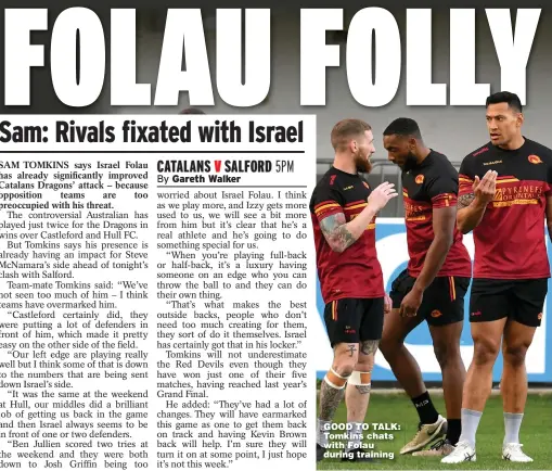  ?? Picture: MICHEL CLEMENTZ ?? GOOD TO TALK: Tomkins chats with Folau during training