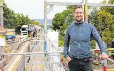  ??  ?? Bauingenie­ur Lukas Grath koordinier­t die Arbeiten auf der Baustelle.