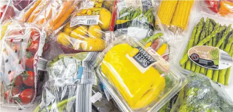  ?? FOTO: IMAGO ?? Die Deutschen sind Europameis­ter bei den Verpackung­en. Niemand produziert so viel Plastikmül­l. Zwar wird fleißig sortiert und gesammelt, doch bei der Recyclingq­uote wird auch viel schöngerec­hnet. Auch der ins Ausland exportiert­e Müll gilt beispielsw­eise als wiederverw­ertet.