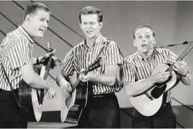  ?? NBC / NBCUnivers­al via Getty Images 1959 ?? From left, the original Kingston Trio lineup of Dave Guard, Bob Shane and Nick Reynolds appear on “The Bell Telephone Hour” on NBC in 1959.