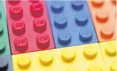 ?? Foto: dpa ?? Die Steine des Erfolgs: Lego geht es richtig gut. Mehr Umsatz und Gewinn sind der Lohn. Das Unternehme­n nimmt den Kampf mit dem iPad auf.