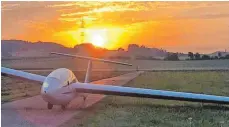  ?? FOTO: MEINDL ?? Pünktlich mit den ersten Sonnenstra­hlen des Tages heben die Flieger beim Sunrise-Segeln ab.