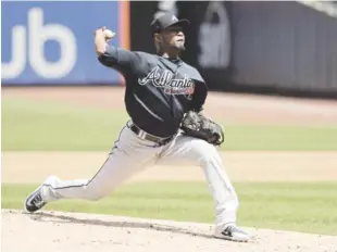  ?? AP ?? Julio Teherán realiza un pitcheo al pentágono durante su brillante desempeño con los Bravos de Atlanta.