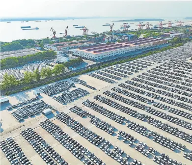  ?? Getty imaGes ?? Vehículos de Chery Automobile esperan para ser embarcados en China