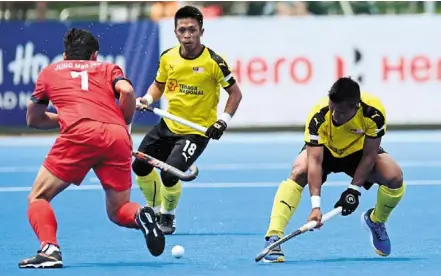  ?? — Fih/world Sports ?? Tight marking: South Korea’s Jung Man-jae (left) is challenged by Zulpidaus Mizun (right) and Helmi Faiz Jali.