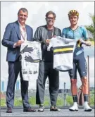  ?? ?? Javier Guillén (La Vuelta), Vicente Jiménez (AS) y Luis León Sánchez, con el maillot solidario.