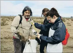  ?? SÍLVIA JARDÍ / ACN ?? Participan­tes en la actividad de recogida de basuras