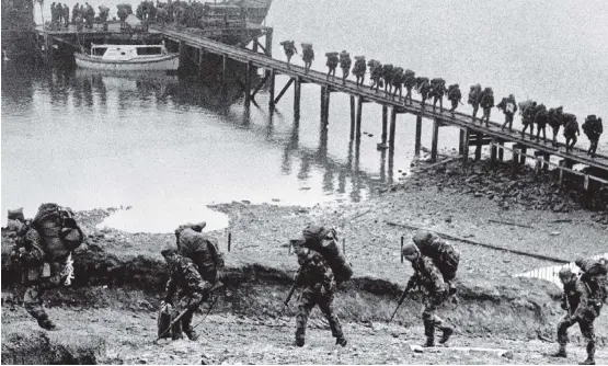  ?? REUTERS–1/6/1982 ?? Operação. Soldados britânicos desembarca­m nas Malvinas durante guerra com Argentina: CIA repassou comunicaçõ­es dos argentinos para o Reino Unido