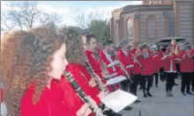  ??  ?? Les jeunes musiciens en costumes rouges ,les oies sauvages et les jeunes du CMJ ont joué et chanté la Marseillai­se.