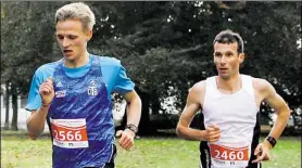  ?? BILD: FREESE ?? In Lauerstell­ung: Andreas Kuhlen (rechts) gewann den Zehn-Kilometer-Lauf am Ende vor Stephan Voskuhl (links).