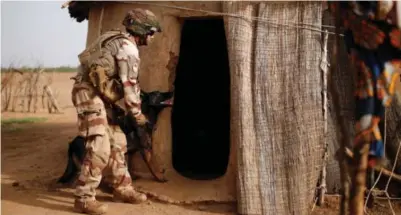  ?? BENOIT TESSIER, REUTERS/NTB ?? En fransk soldat og hans bombehund på jakt etter eksplosive­r i Mali.