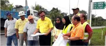  ??  ?? Lo (fourth left) and Kampung Semada community leaders being briefed on the project by the Public Works Department.