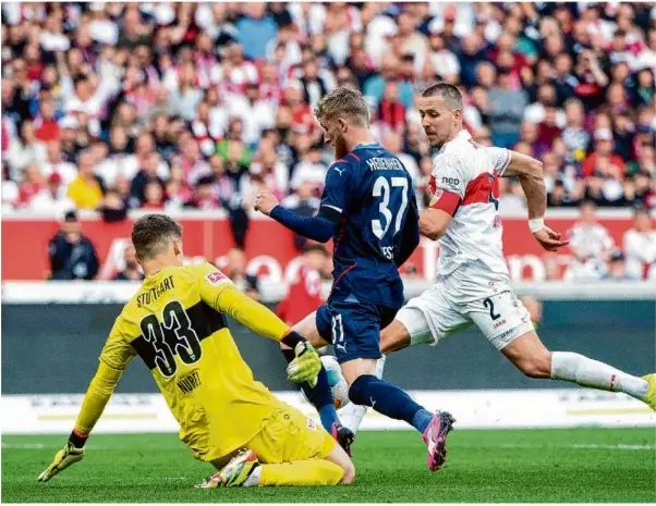  ?? Foto: Eibner ?? Vfb-keeper Alexander Nübel, dem ein Eigentor unterlief, versucht Heidenheim­s Jan-niklas Beste zu stoppen. Stuttgarts Josha Vagnoman (rechts) bietet seine Hilfe an.