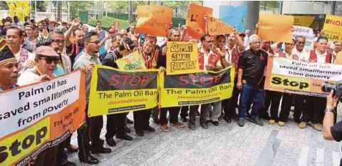  ?? [FOTO MUHAIMIN MARWAN/BH] ?? Sebahagian peneroka FELDA menyertai demonstras­i terhadap larangan minyak sawit oleh EU di hadapan Menara Tabung Haji, Jalan Tun Razak, semalam.