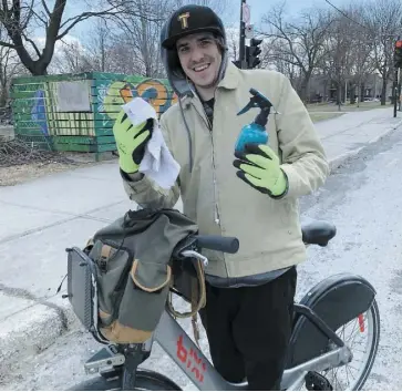  ?? PHOTO AGENCE QMI, GUILLAUME PELLETIER ?? William Gauvin nettoyait son vélo avec un produit désinfecta­nt et une lingette, hier.