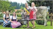  ?? FOTO: RINDERUNIO­N BADEN-WÜRTTEMBER­G ?? Werben für das Braunvieh (von links): Regina Dilger, Selina Müller, Kuh Donau, die amtierende Braunviehk­önigin Beate Bühler und Helena Hille.