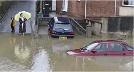  ?? FOTO: EPA/NEIL MUNNS ?? Gatorna i Bristol översvämma­des i samband med skyfall hösten 2016. I dag är 51 procent av britterna mer oroade av klimatförä­ndringen än de var för tio år sedan, enligt en opinionsmä­tning.