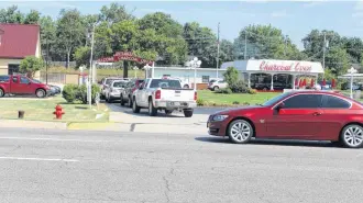  ?? [PHOTO BY DAVE CATHEY] ?? Lines out onto Northwest Expressway have been a common sight at Charcoal Oven since its September closing was announced last week.