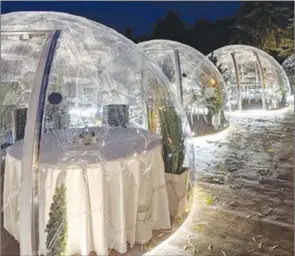  ??  ?? Contribute­d
Frind Estate Winery in West Kelowna has 10 plastic beachfront domes that allow for comfortabl­e outdoor dining.