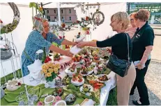  ??  ?? Kunst und Kunsthandw­erk gab's auf dem „Markt der Künste“zu sehen – und auch zu kaufen.