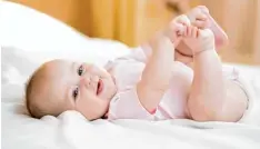  ?? Foto: Oksana Kuzmina, Fotolia ?? Fast jedes Baby hat in den ersten Lebenswoch­en Hautreizun­gen. Mit den meisten Cremes bekommen Eltern das Problem gut in den Griff.