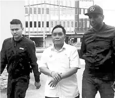  ?? - Bernama photo ?? The assistant environmen­tal health officer detained by the Johor branch of the Malaysian Anti-Corruption Commission.