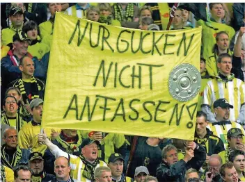  ?? FOTO: THISSEN/DPA ?? Der 12. Mai 2007. Es ist eines dieser legendären Revierderb­ys. Mit einem 2:0-Sieg verhagelt Borussia Dortmund dem Erzrivalen FC Schalke 04 die deutsche Meistersch­aft – ganz nach dem Geschmack der BVB-Fans.