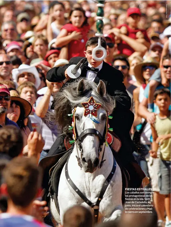  ??  ?? FIESTAS ESTIVALES Los caballos son siempre los protagonis­tas de las fiestas en la isla. Sant Joan de Ciutadella, en junio, inicia el calendario de celebracio­nes y Maó lo cierra en septiembre.