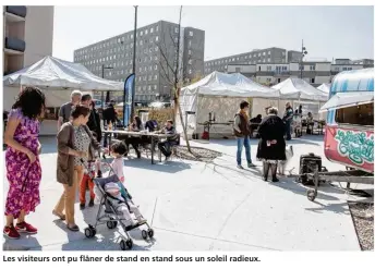  ??  ?? Les visiteurs ont pu flâner de stand en stand sous un soleil radieux.