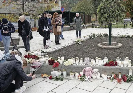  ?? REUTERS ?? Trauer in Kongsberg: Wo jetzt Blumen liegen und Kerzen stehen, wurden am Abend zuvor Menschen getötet.