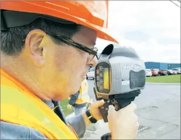  ?? — Photo by Keith Gosse/The Telegram ?? Sgt. Paul Murphy of the Royal Newfoundla­nd Constabula­ry uses a laser device to detect the speed of cars during a traffic check in Mount Pearl Friday. The police have issued no more than 1,000 tickets in the past eight days during an enforcemen­t...