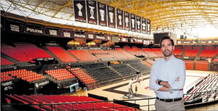  ?? ?? Enric Carbonell, director general del Valencia Basket, posa para AS en las gradas de la Fuente de San Luis, el pabellón del conjunto taronja.